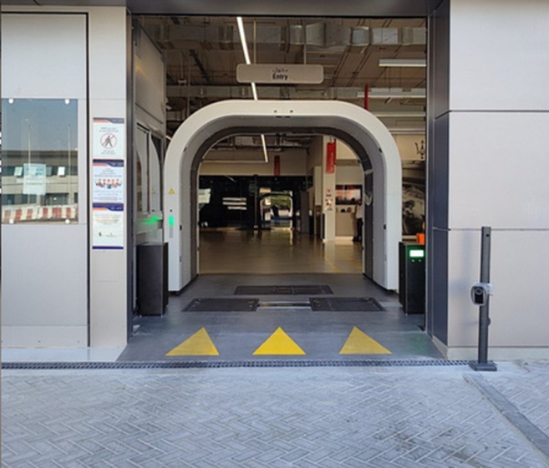 Vehicle entering an Arvio arch scanner