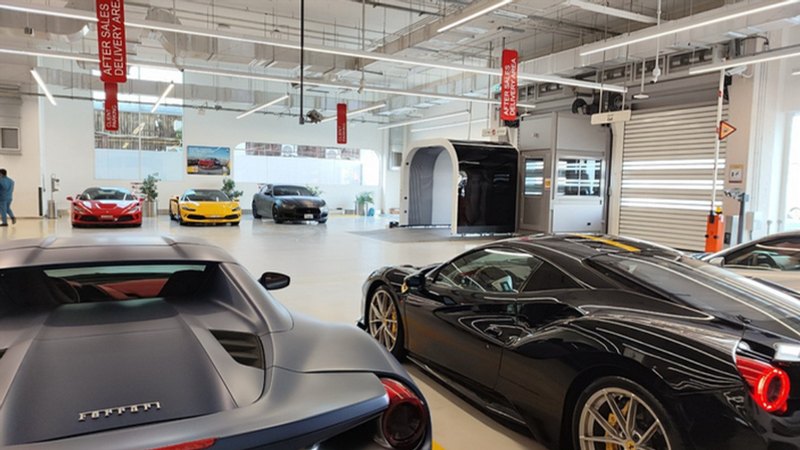 Arvio arch scanner installed in a dealership service lane