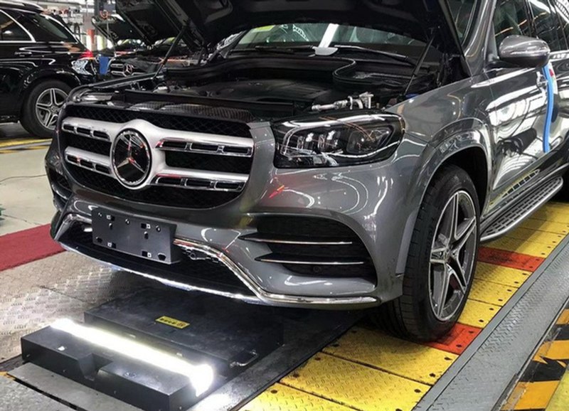 Chassis scanner plate reading the underbody of an SUV
